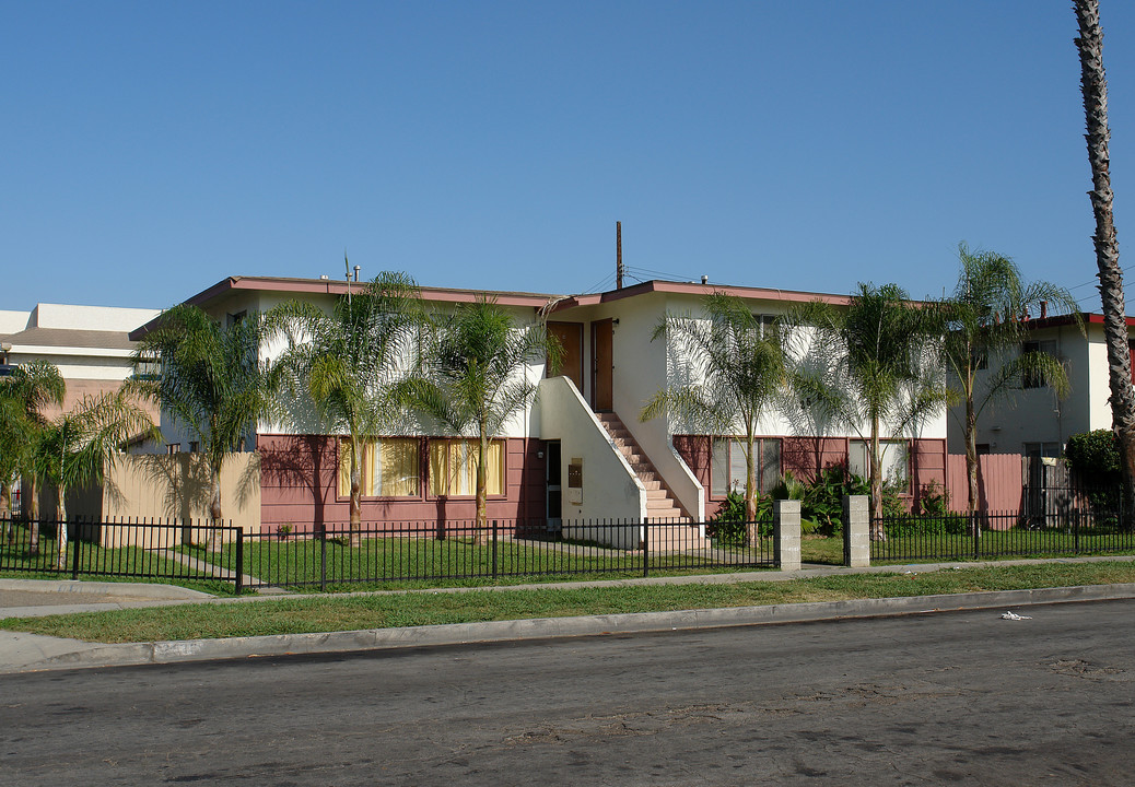 2516 S Baker St in Santa Ana, CA - Foto de edificio