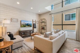 520 S Barrington Ave in Los Angeles, CA - Building Photo - Building Photo