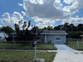 308 Essex Dr in Fort Pierce, FL - Building Photo