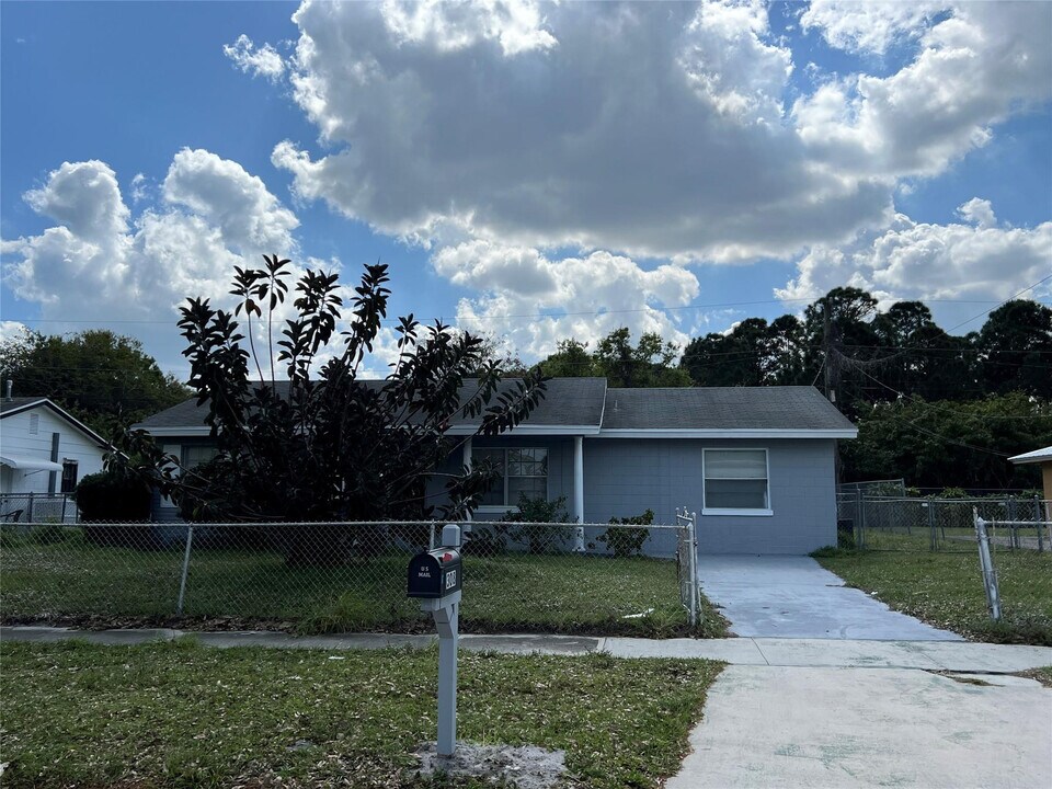 308 Essex Dr in Fort Pierce, FL - Building Photo