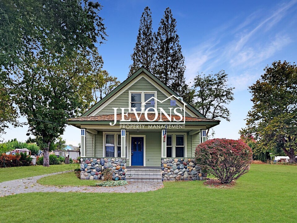 2704 S 85th Ave in Yakima, WA - Building Photo