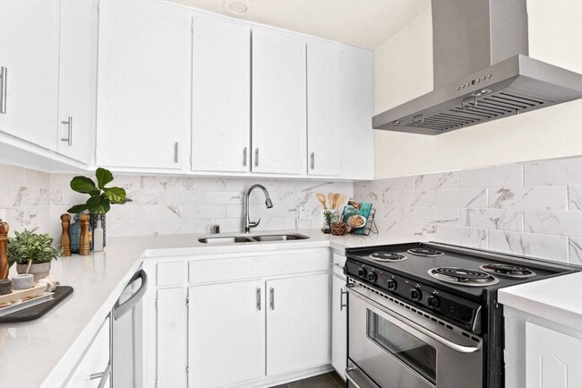 Eastborne Avenue Apartments in Los Angeles, CA - Foto de edificio - Building Photo