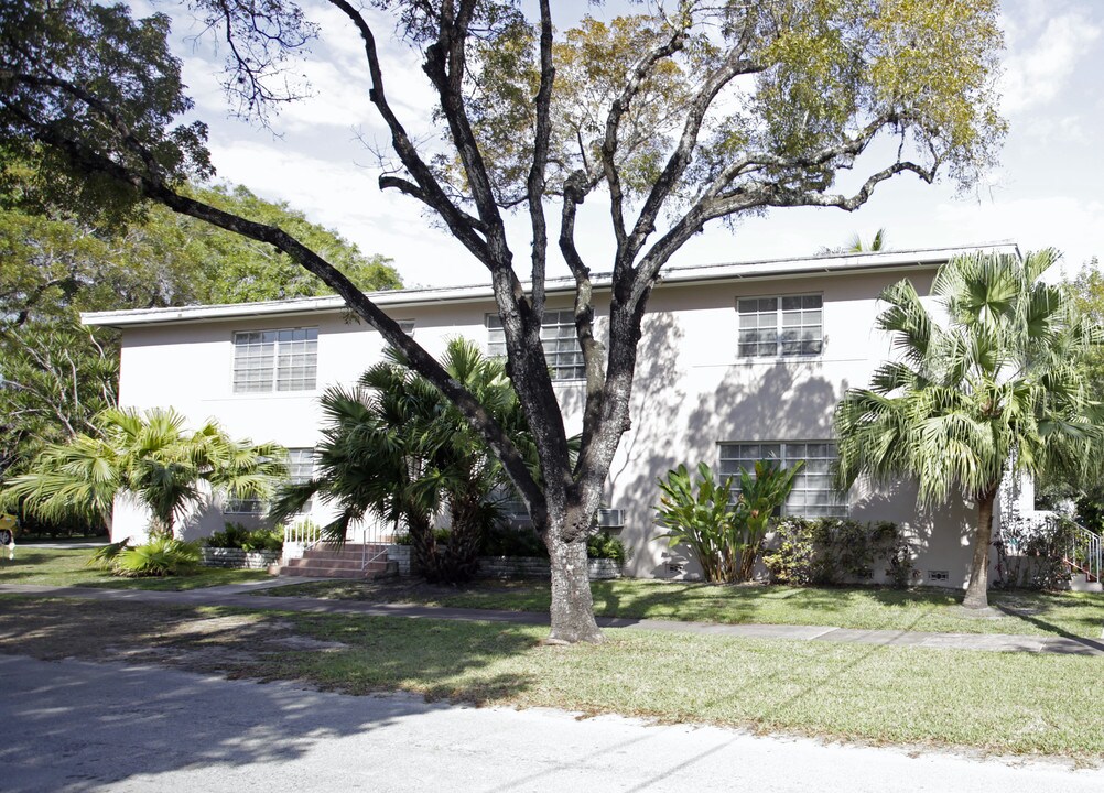 743 Almeria Ave in Coral Gables, FL - Foto de edificio