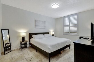 580 S Sapodilla Ave, Unit 1 in West Palm Beach, FL - Building Photo - Building Photo