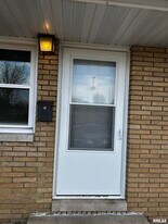 1102 Oxford Ave in Pekin, IL - Building Photo