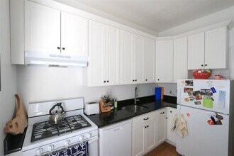 21 Ellery St, Unit 6 in Cambridge, MA - Foto de edificio - Building Photo