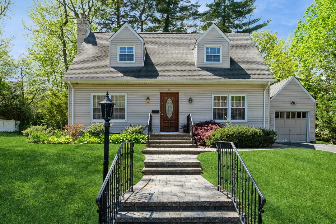 16 Plymouth Rd in Great Neck, NY - Building Photo