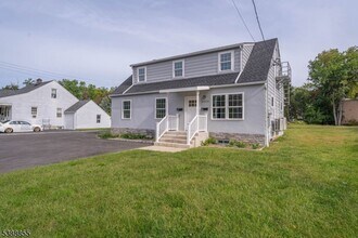 2429 Vauxhall Rd in Union, NJ - Foto de edificio - Building Photo