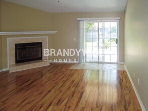 8145 Mactavish Way W in Jacksonville, FL - Foto de edificio - Building Photo