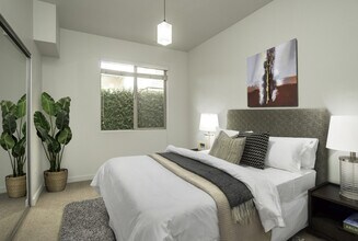 6462 Woodley Ave Residences in Van Nuys, CA - Building Photo - Building Photo
