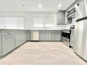 1206 S Holt Ave in Los Angeles, CA - Building Photo - Building Photo