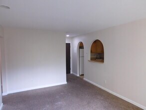 32005 W 12 Mile Rd in Farmington Hills, MI - Building Photo - Building Photo