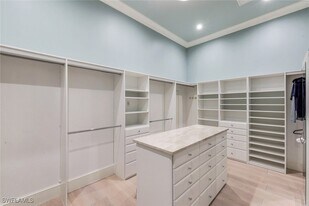 425 Harbour Dr in Naples, FL - Building Photo