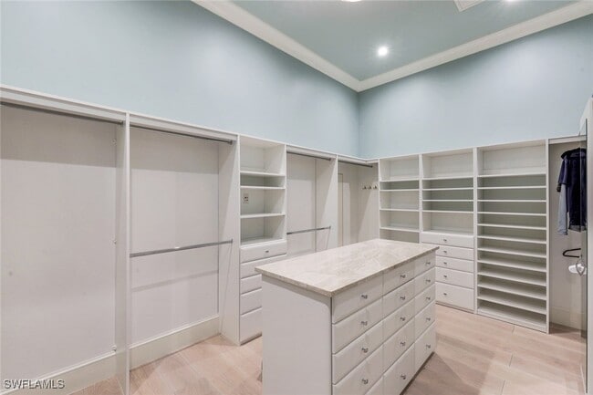 property at 425 Harbour Dr