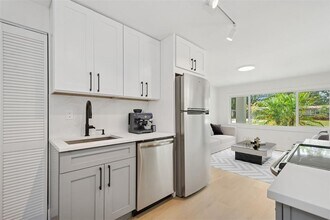 2655 Bay St in Sarasota, FL - Building Photo - Building Photo