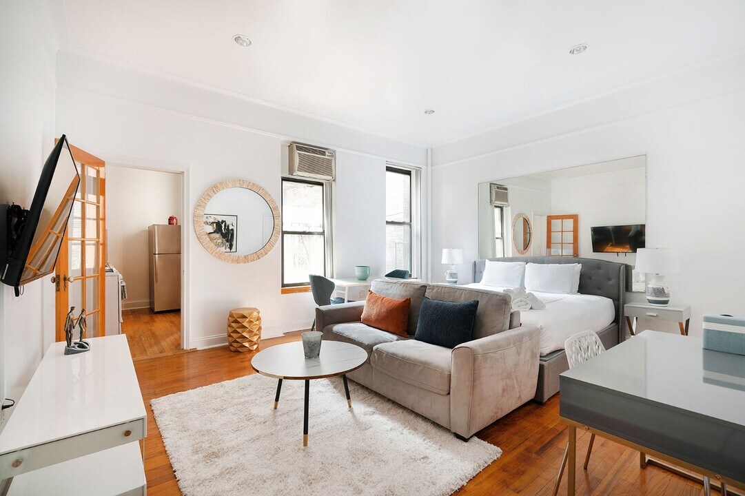 210 W 17th St in New York, NY - Building Photo