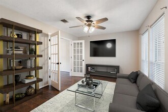7015 Redwood Falls Dr in Pasadena, TX - Building Photo - Building Photo