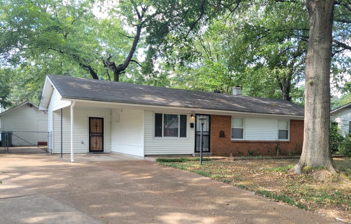 1715 Capri Rd in Memphis, TN - Foto de edificio