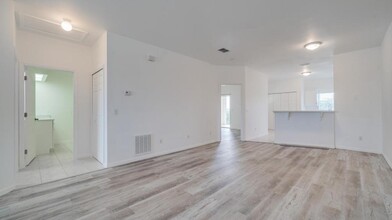 5612 Rose Garden Rd in Cape Coral, FL - Foto de edificio - Building Photo