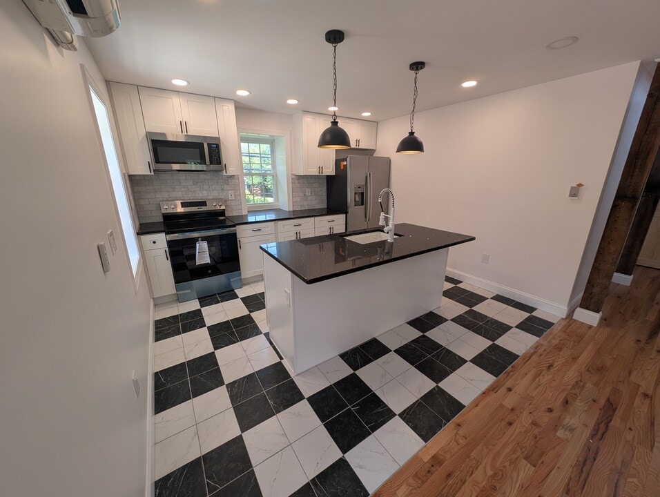131 W Walnut Ln, Unit Carriage House 2nd flr in Philadelphia, PA - Building Photo