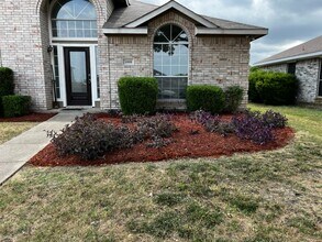 1008 Mockingbird Ln in Desoto, TX - Building Photo - Building Photo