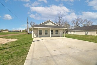 201 N Bay in Anahuac, TX - Building Photo - Building Photo