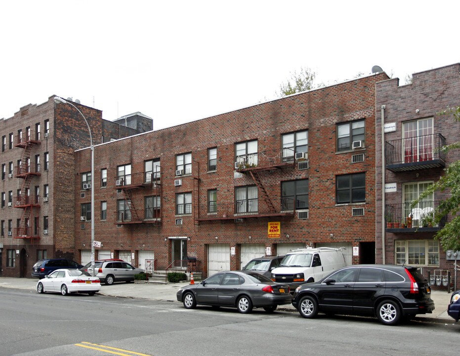 1545 White Plains Rd in Bronx, NY - Foto de edificio