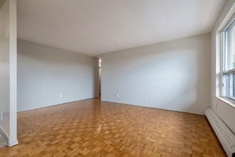 549-573 N Service Rd in Mississauga, ON - Building Photo - Interior Photo