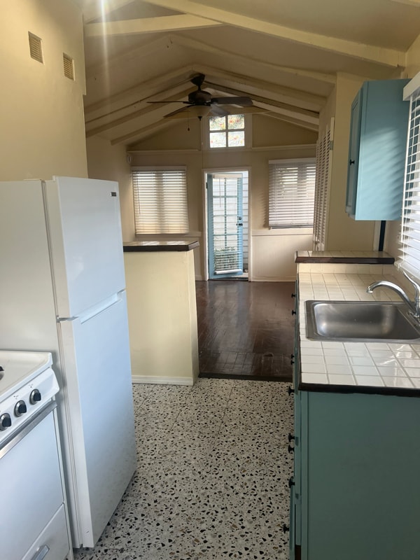 311 E Bay Ave, Unit 3 in Newport Beach, CA - Foto de edificio - Building Photo