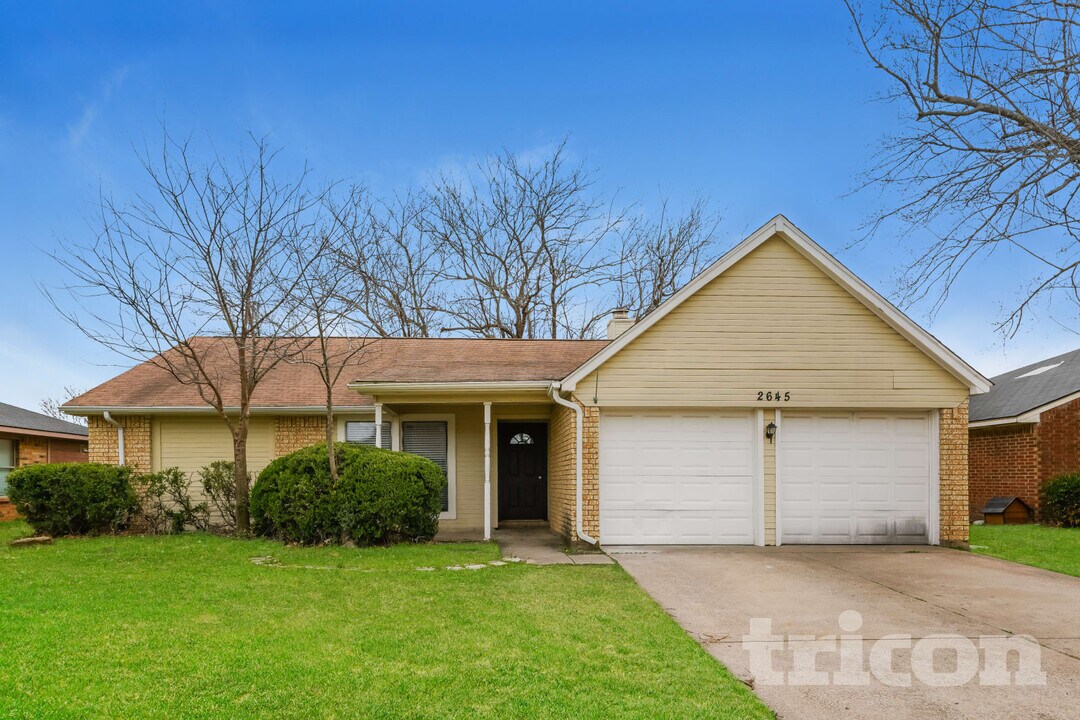 2645 Danberry Ln in Grand Prairie, TX - Foto de edificio