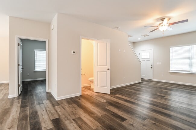 7823 Bellhaven Blvd in Charlotte, NC - Foto de edificio - Building Photo