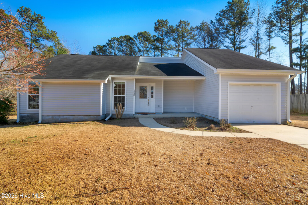 2028 Hunters Ridge Dr in Jacksonville, NC - Building Photo