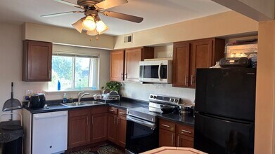 9428 Bay Colony Dr in Des Plaines, IL - Building Photo - Building Photo