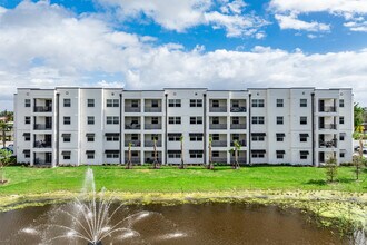 Estero Vista in Ft. Myers, FL - Foto de edificio - Building Photo