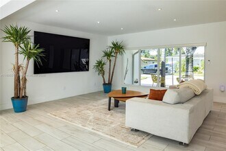 1080 NE 104th St in Miami Shores, FL - Foto de edificio - Building Photo