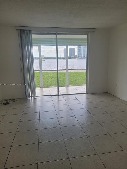 2920 Point E Dr in Aventura, FL - Building Photo