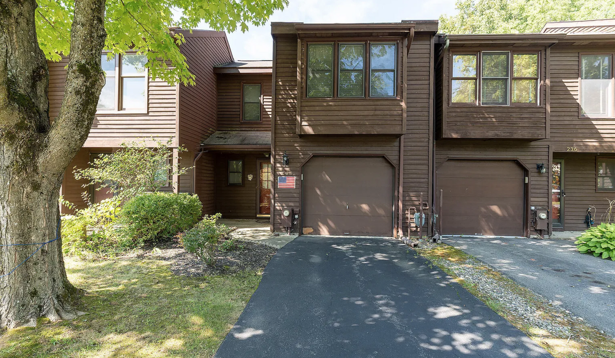 238 Woodscape Dr in Albany, NY - Foto de edificio