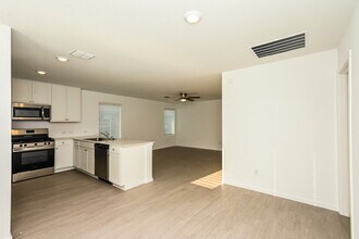 2217 La Vis Ln in Fort Worth, TX - Foto de edificio - Building Photo