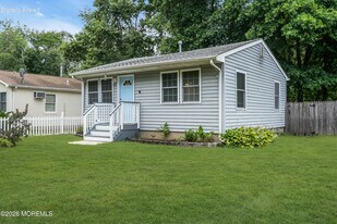 65 Lighthouse Dr in Ocean Township, NJ - Building Photo