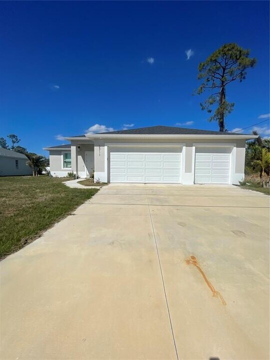 2711 Atwater Dr in North Port, FL - Building Photo