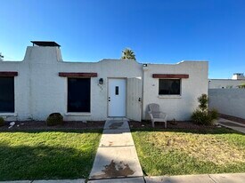 8020 E Oak St in Scottsdale, AZ - Building Photo