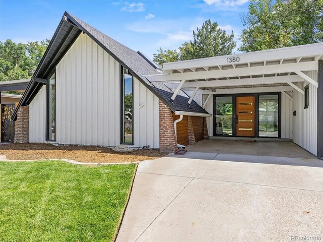 property at 1380 S Dahlia St