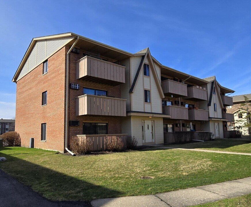8 Echo Ct in Vernon Hills, IL - Building Photo