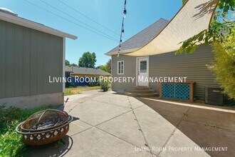 5515 N Bowdoin St in Portland, OR - Building Photo - Building Photo