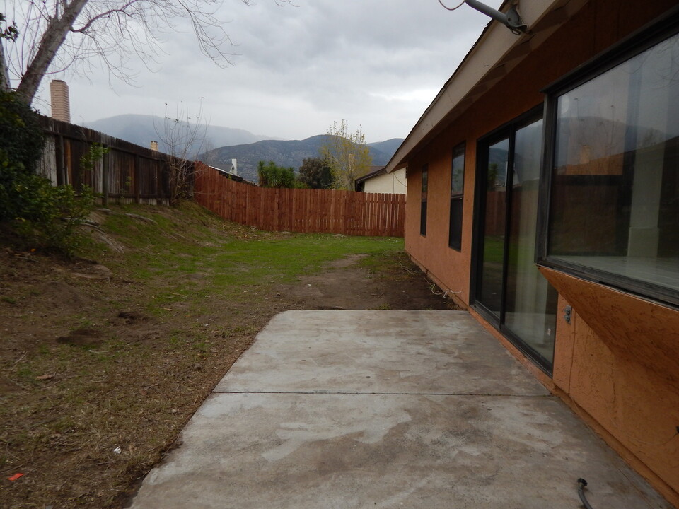 5516 Dahlia St in San Bernardino, CA - Building Photo