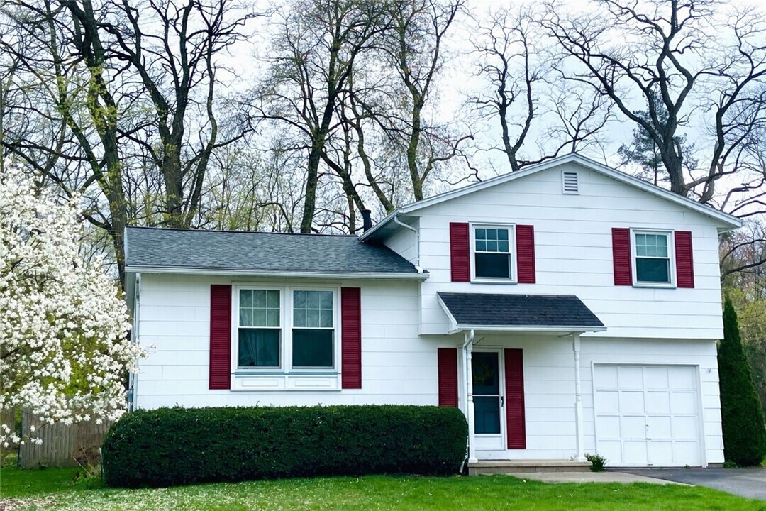 37 Penhurst Rd in Brighton, NY - Building Photo