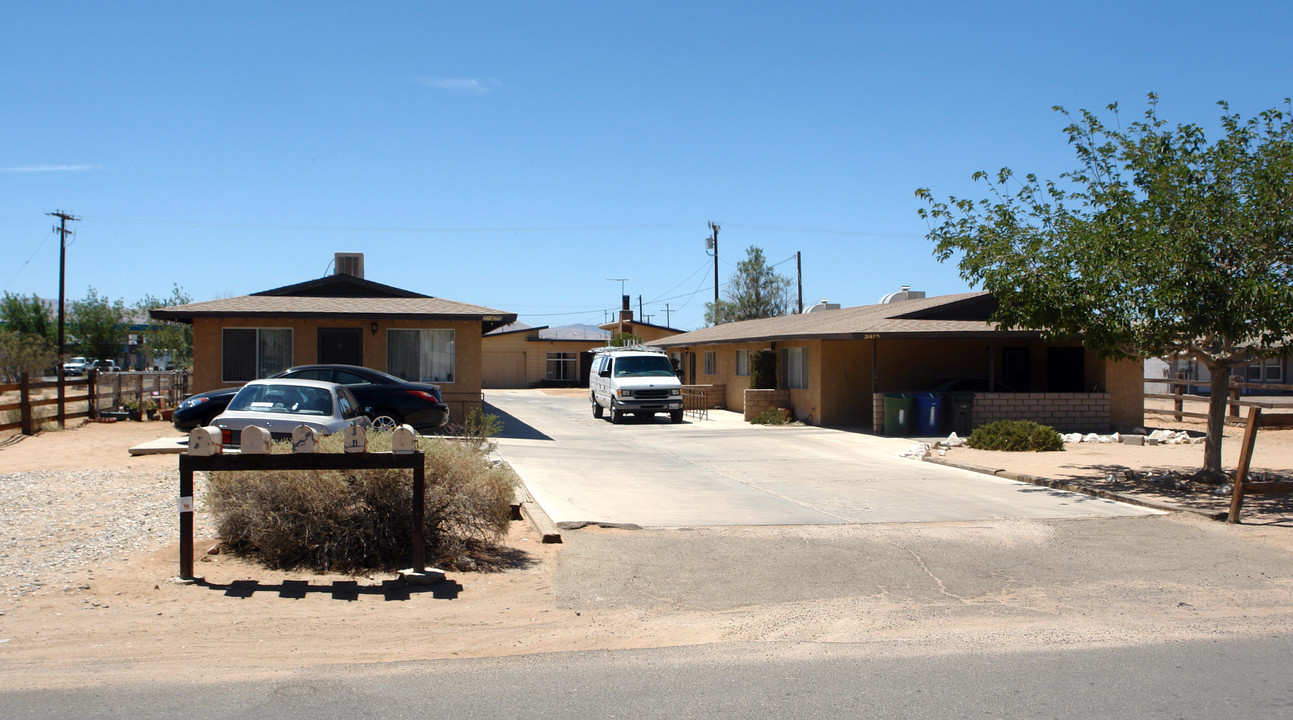 21875 Arapahoe Ave in Apple Valley, CA - Foto de edificio