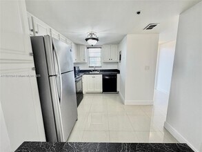 3150 W Rolling Hills Cir, Unit #307 in Davie, FL - Building Photo - Building Photo