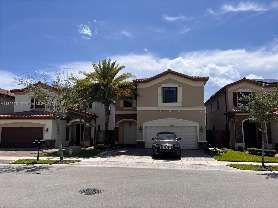 8744 NW 99th Path in Doral, FL - Building Photo