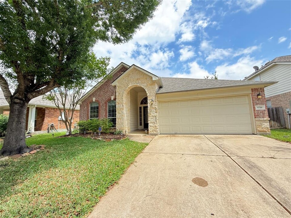 9706 Ashwood Valley Dr in Houston, TX - Building Photo